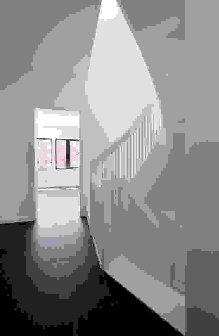 stairs brandt+simon architekten Modern Corridor, Hallway and Staircase stairs,white,minimal,minimal