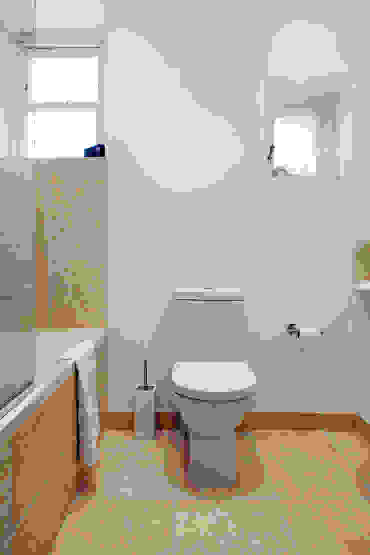 CALABRIA ROAD Nic Antony Architects Ltd Modern style bathrooms