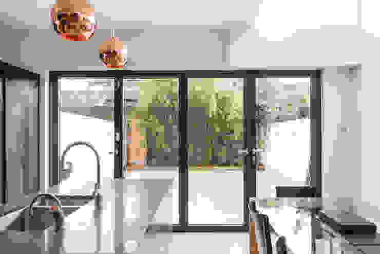 CALABRIA ROAD Nic Antony Architects Ltd Modern style kitchen