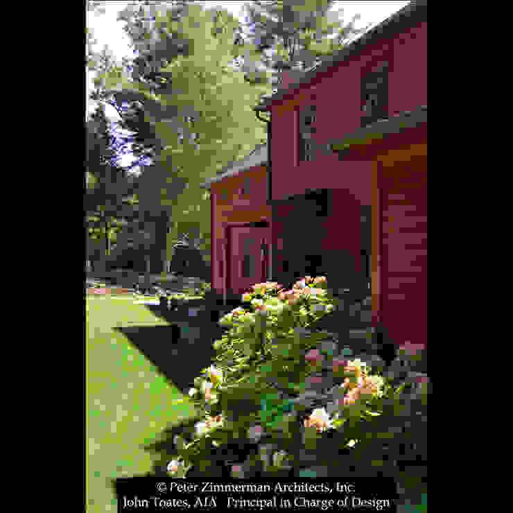 Garden John Toates Architecture and Design Classic style gardens Red