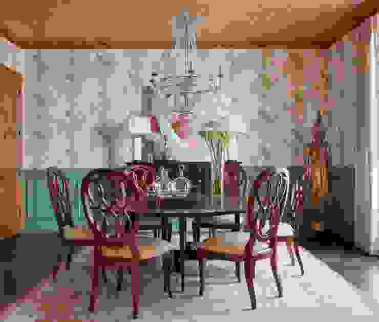21st CenturyTraditional, Andrea Schumacher Interiors Andrea Schumacher Interiors Classic style dining room wallpaper,chandelier,round dining table,dining chairs,table lamps,art,asian sculpture,area rug,'
