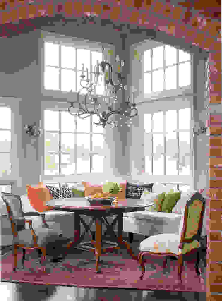 Home of the Year, Andrea Schumacher Interiors Andrea Schumacher Interiors Classic style dining room Chandelier,dining chairs,round table,throw pillows,banquette,sconces,'