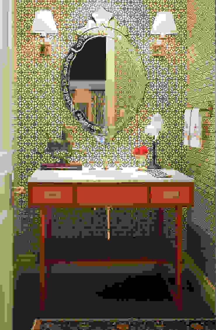 Home of the Year, Andrea Schumacher Interiors Andrea Schumacher Interiors Classic style bathroom wallpaper,mirror,vanity,'