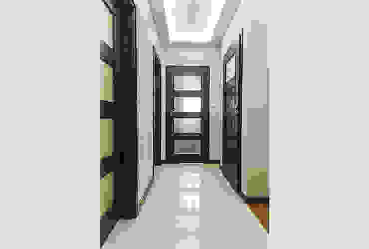 Ciemny błysk, Perfect Space Perfect Space Modern Corridor, Hallway and Staircase