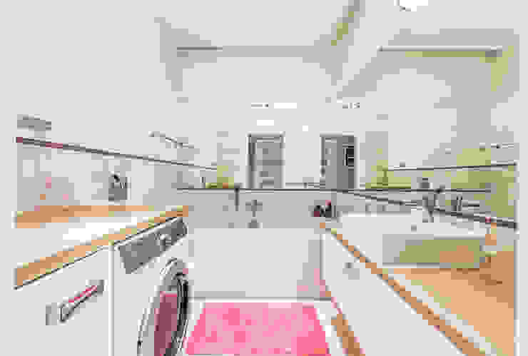 Komiks XXI, Perfect Space Perfect Space Modern Bathroom