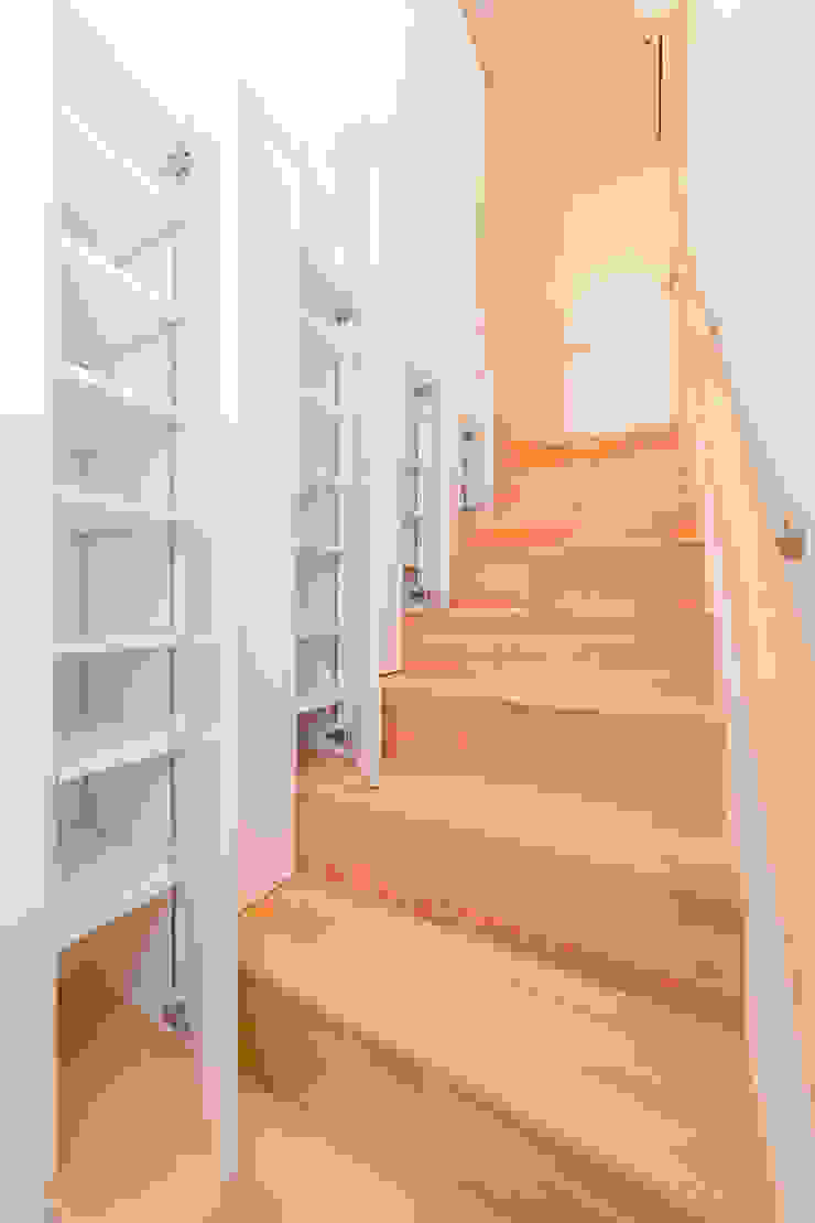 階段収納 インデコード design office モダンスタイルの 玄関&廊下&階段 白色 階段収納 下足入れ