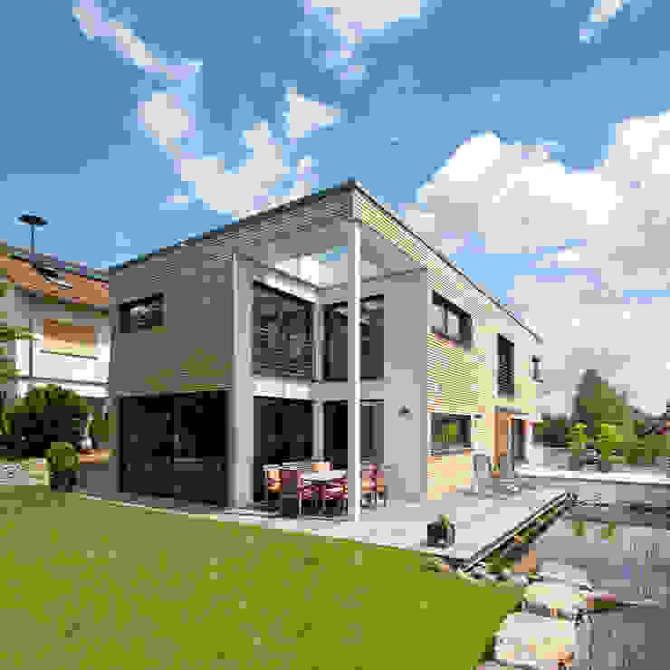 Case moderne di KitzlingerHaus GmbH & Co. KG Moderno Legno composito Trasparente