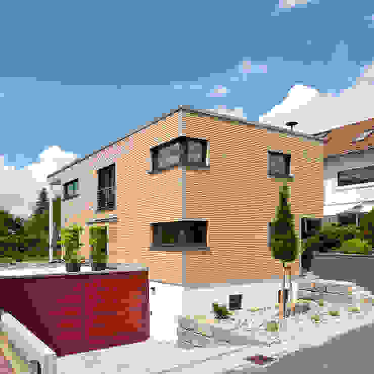 Case moderne di KitzlingerHaus GmbH & Co. KG Moderno Legno composito Trasparente
