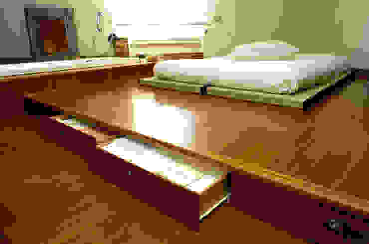PEDANA ATTREZZATA ROBERTA DANISI architetto Camera da letto moderna FENG SHUI, pedana, cassetti, futon