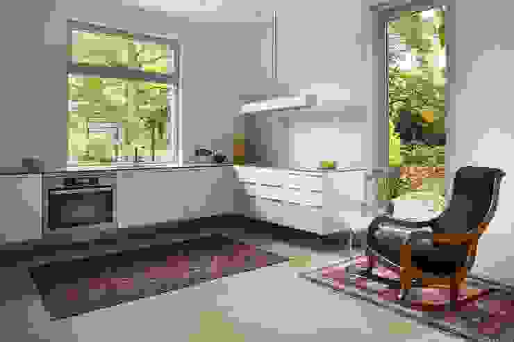 Modern floating kitchen with glass backsplash ZeroEnergy Design آشپزخانه Grey