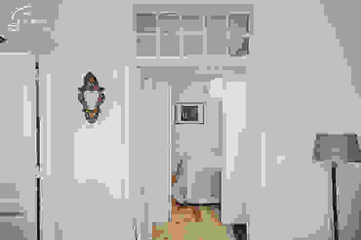 Casa Pombalina: <q>de velho a novo</q>.​ Obrasdecor Corredores, halls e escadas rústicos Madeira Branco