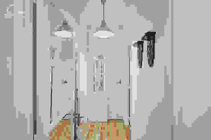 Casa Pombalina: "de velho a novo".​ Obrasdecor Corredores, halls e escadas rústicos Madeira Branco