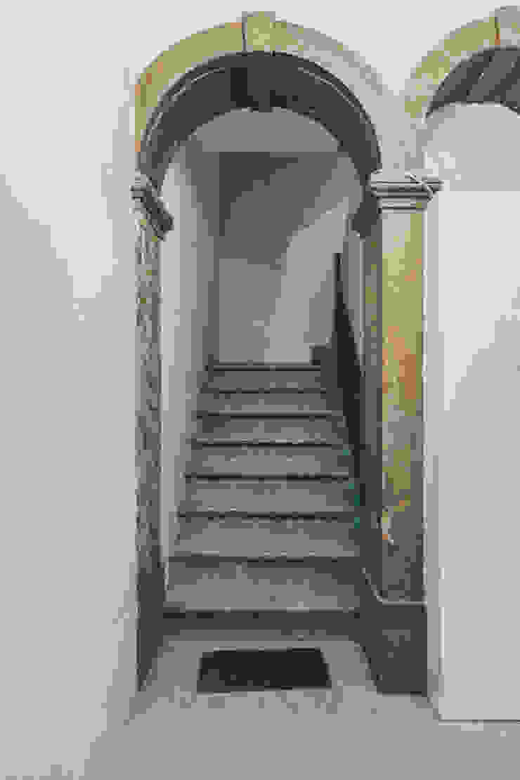 Casa Pombalina: <q>de velho a novo</q>.​ Obrasdecor Corredores, halls e escadas rústicos Pedra Branco