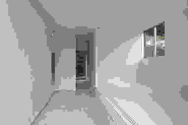 桑原茂建築設計事務所 / Shigeru Kuwahara Architects Scandinavian style corridor, hallway& stairs