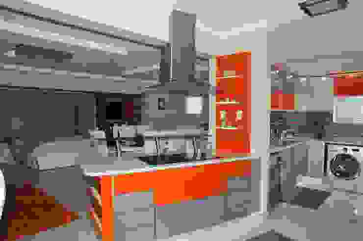 Orange and Silver Niemann Kitchen with Cesar Stone Work Tops., Expert Kitchens and Interiors Expert Kitchens and Interiors Moderne Küchen