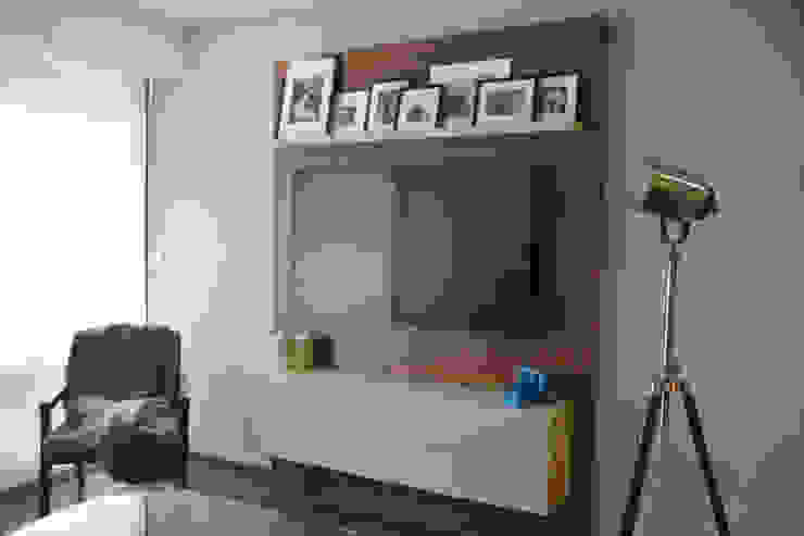 Mueble de TV en nogal y laca. homify Salas de estilo minimalista Madera Beige Muebles para televisión y equipos