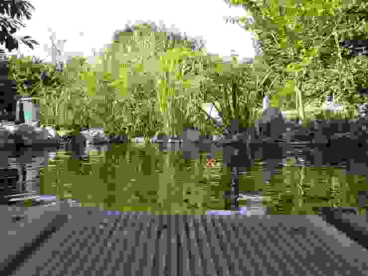 Entspannen mit Blick auf den Koi-Teich dirlenbach - garten mit stil Garten im Landhausstil