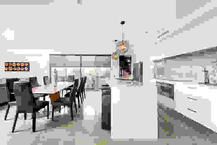 Kitchen & Dining Room Moda Interiors Moderne Küchen Quarz Weiß