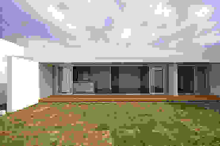 UHR-HOUSE, 門一級建築士事務所 門一級建築士事務所 Moderner Garten Beton Weiß