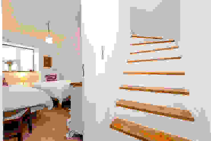Country style corridor, hallway& stairs by alma portuguesa Country