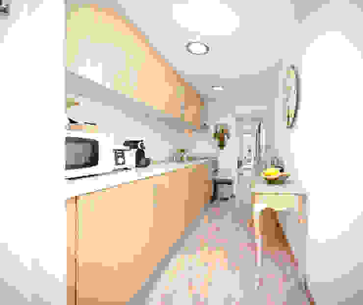 Country style kitchen by alma portuguesa Country