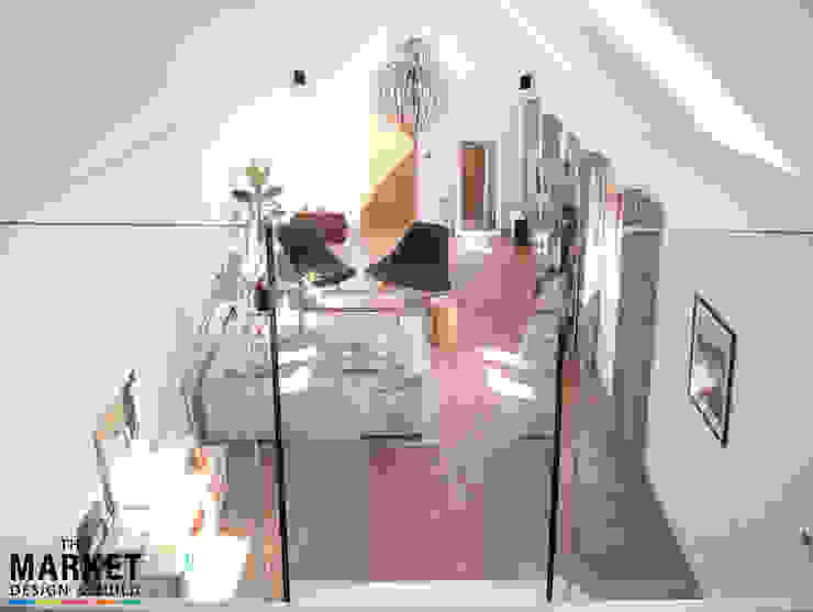 Vital extra space from a cool mezzanine The Market Design & Build Moderne Wohnzimmer