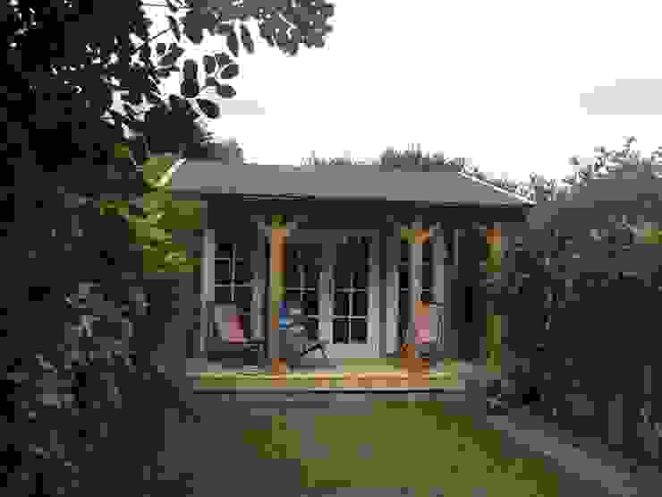 ​Scandinavian style log cabin. Garden Affairs Ltd Skandinavischer Garten Holz Holznachbildung log cabin,scandinavian,garden room,veranda,outdoor living,summerhouse