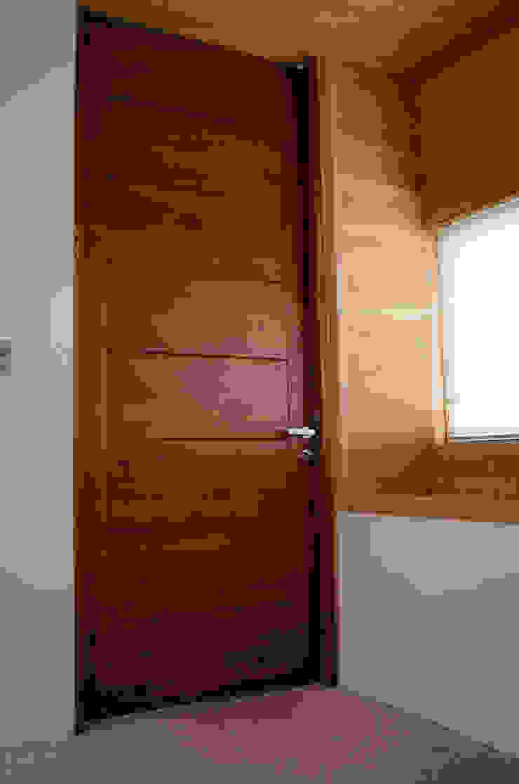 PUERTAS DE MADERA DE LENGA de Ignisterra S.A. | homify