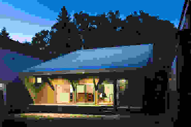 夕景-1 一級建築士事務所 Atelier Casa オリジナルな 家 木 アンバー/ゴールド 空,木,シェード,不動産,ファサード,ガス,色合いと色合い,アスファルト,サイディング,屋根