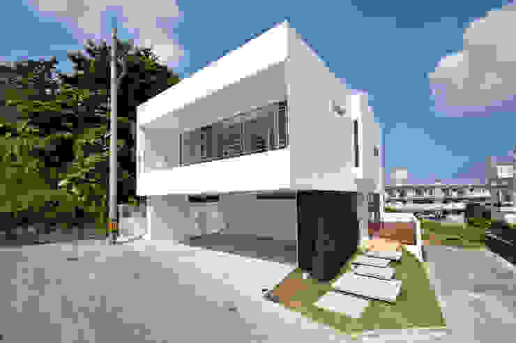 UCHR-HOUSE 門一級建築士事務所 モダンな 家 鉄筋コンクリート 白色