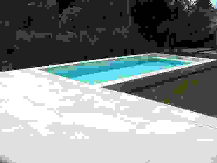 Der Übergang von Terrasse zum Pool Hesselbach GmbH Moderne Pools Swimmingpool,Pool,Becken,Terrasse,Natursteinplatten,'