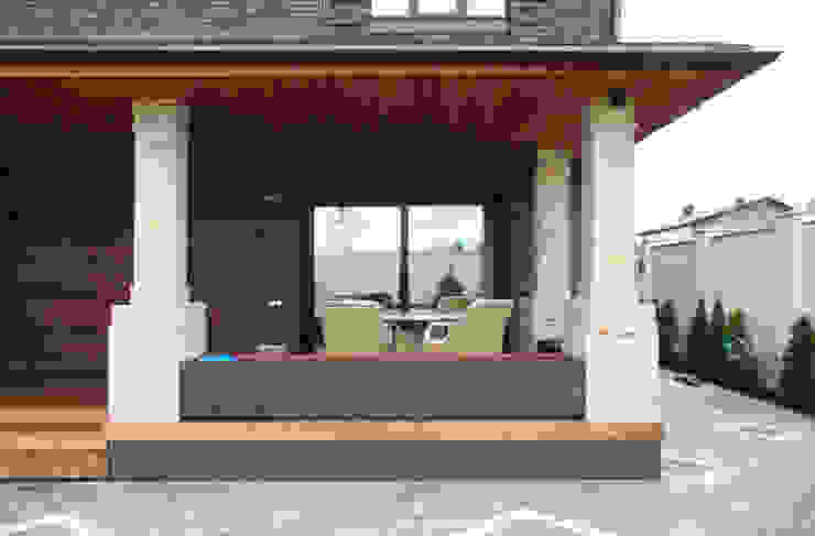 Жилой дом в стиле Фрэнка Ллойда Райта, АРХИФАБРИКА АРХИФАБРИКА Moderner Balkon, Veranda & Terrasse