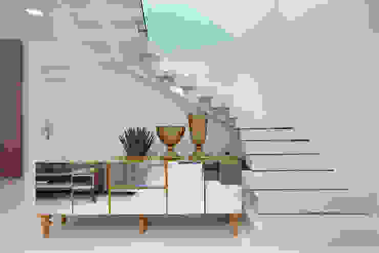 Eveline Sampaio Arquiteta e Designer de Interiores Ingresso, Corridoio & Scale in stile moderno Marmo Ambra/Oro