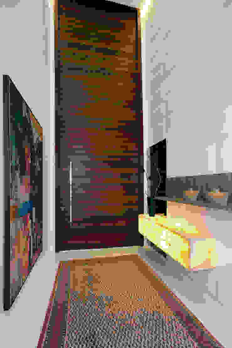 Eveline Sampaio Arquiteta e Designer de Interiores Ingresso, Corridoio & Scale in stile moderno Legno massello Variopinto
