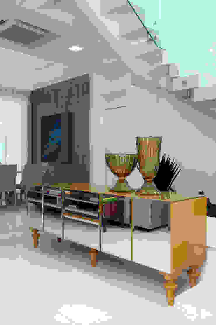 Eveline Sampaio Arquiteta e Designer de Interiores Ingresso, Corridoio & Scale in stile moderno MDF Ambra/Oro