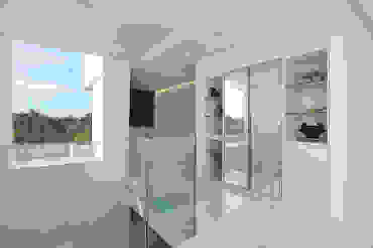 Eveline Sampaio Arquiteta e Designer de Interiores Ingresso, Corridoio & Scale in stile moderno Vetro Bianco