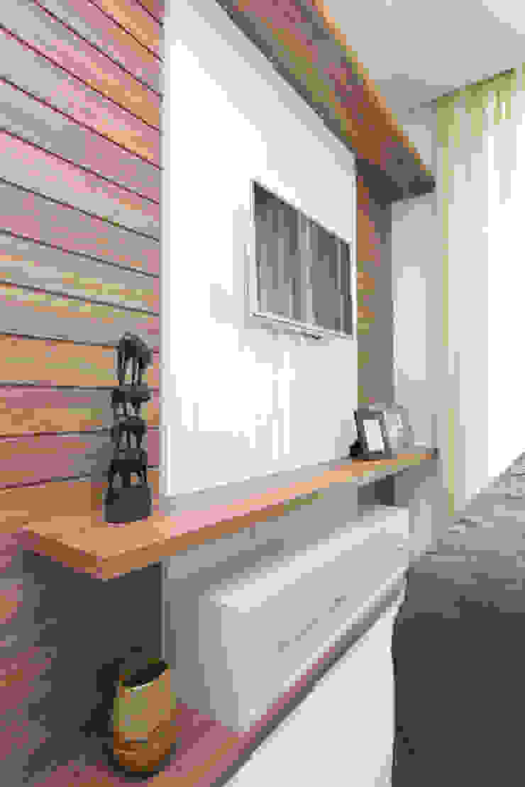 Eveline Sampaio Arquiteta e Designer de Interiores Camera da letto moderna MDF Marrone