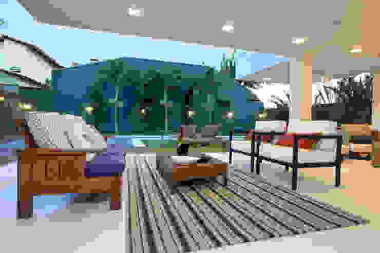 Eveline Sampaio Arquiteta e Designer de Interiores Balcone, Veranda & Terrazza in stile moderno Legno Blu