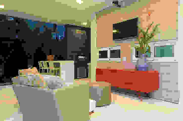 Eveline Sampaio Arquiteta e Designer de Interiores Balcone, Veranda & Terrazza in stile moderno Legno Arancio