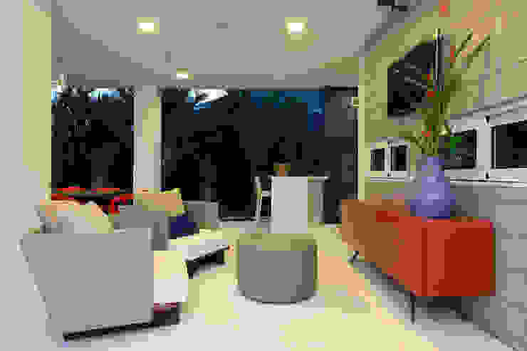 Eveline Sampaio Arquiteta e Designer de Interiores Balcone, Veranda & Terrazza in stile moderno Legno Arancio