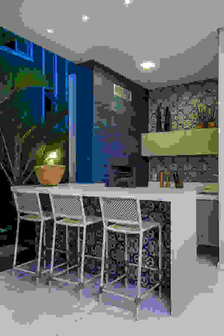 Residencia no Alphaville Fortaleza, Eveline Sampaio Arquiteta e Designer de Interiores Eveline Sampaio Arquiteta e Designer de Interiores Balkon, Beranda & Teras Modern Marmer Blue