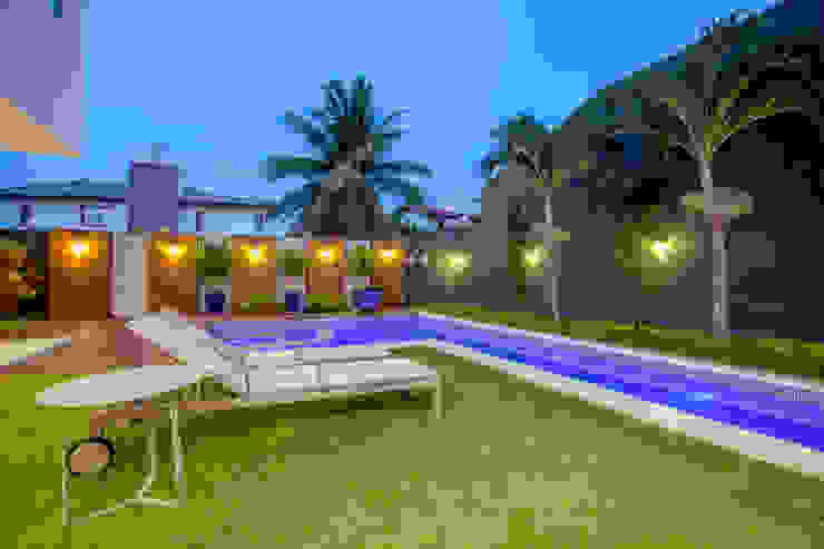 Residencia no Alphaville Fortaleza, Eveline Sampaio Arquiteta e Designer de Interiores Eveline Sampaio Arquiteta e Designer de Interiores Jardines de estilo moderno Piedra Azul