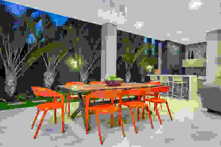 Eveline Sampaio Arquiteta e Designer de Interiores Balcone, Veranda & Terrazza in stile moderno Legno massello Arancio