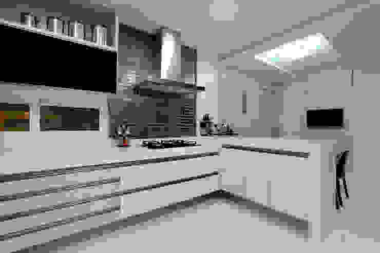 Eveline Sampaio Arquiteta e Designer de Interiores Cucina moderna MDF Metallizzato/Argento