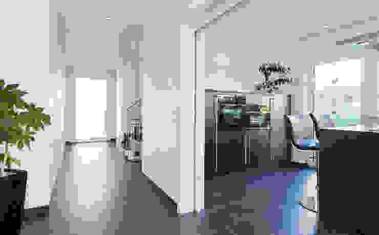Wohnhaus 2 in Petersberg-Steinhaus, herbertarchitekten Partnerschaft mbB herbertarchitekten Partnerschaft mbB Moderner Flur, Diele & Treppenhaus Fliesen Grau