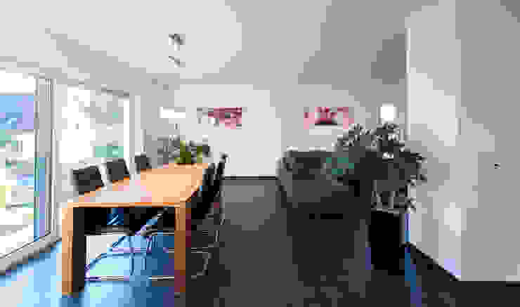 Wohnhaus 2 in Petersberg-Steinhaus, herbertarchitekten Partnerschaft mbB herbertarchitekten Partnerschaft mbB Moderne Esszimmer Grau