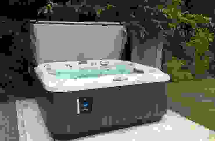 Jacuzzi Whirlpool mit Abdeckungsheber b-cube GmbH Moderne Pools