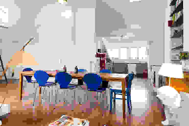 Loft in Berlin Mitte, enbe interior designs enbe interior designs Klassische Esszimmer Möbel,Tabelle,Pflanze,Sessel,Holz,Bodenbelag,Umhauen,Halle,Wohnzimmer,Hartholz