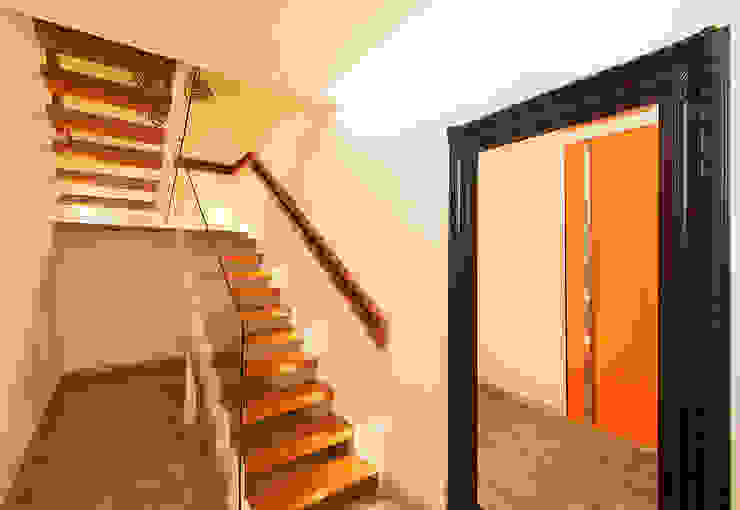 THEROOM ARQUITETURA E DESIGN Pasillos, vestíbulos y escaleras modernos