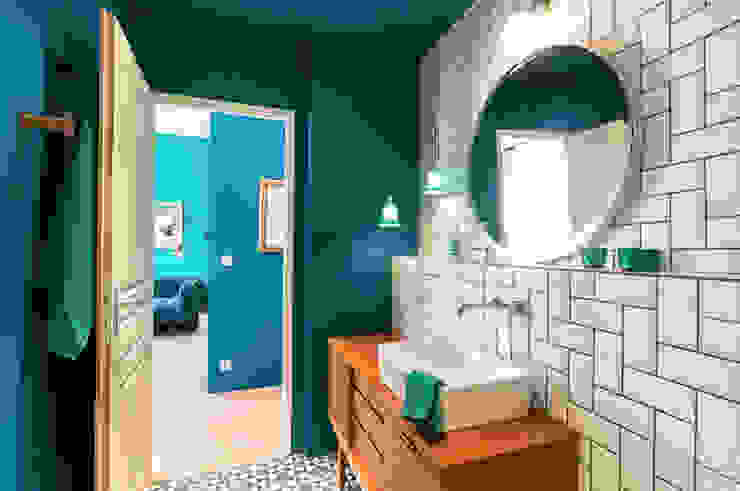 Blue Velvet, Insides Insides Salle de bain scandinave Bleu bahut,buffét,vintage,scandinave,lavabo,salledebain,miroir rond,métro,carreax ciment